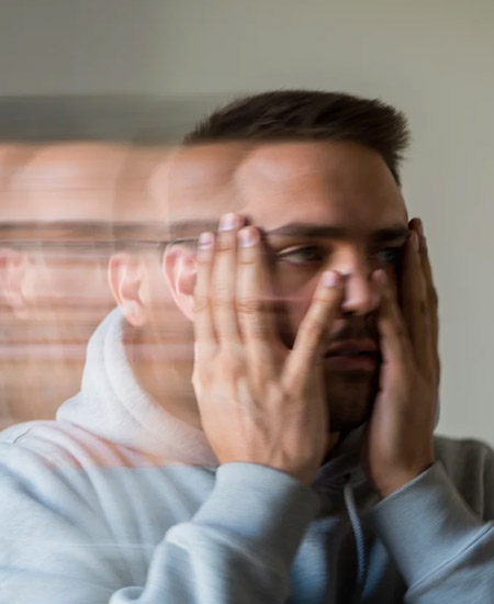 Приближение белой горячки Мужчина держится за лицо руками